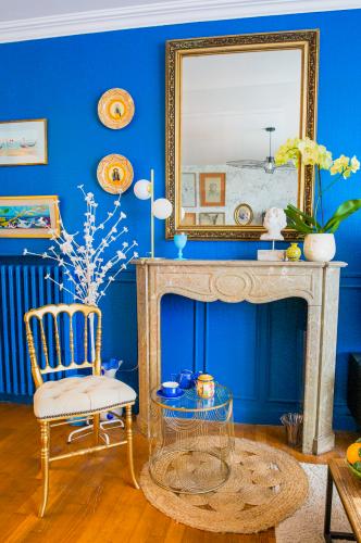 Salon bleu d'un appartement T4 breton de style haussmannien 