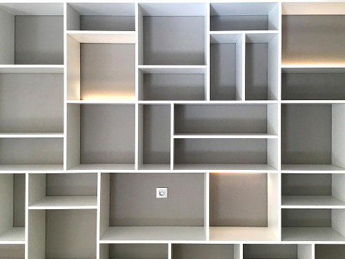 Bibliotheque contempoarine dans le sejour d'un appartement