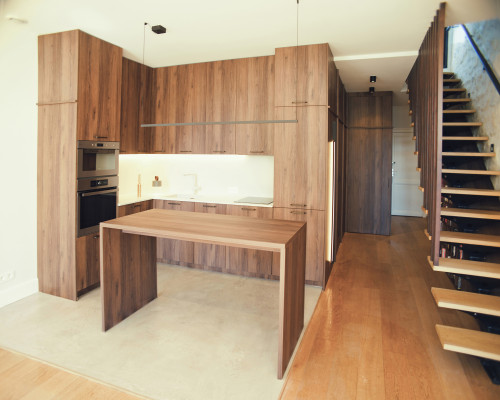 Cuisine en noyer sublimée par le dekton