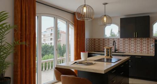 Cuisine avec îlot après réaménagement de maison à Mandelieu