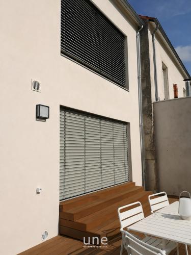Vue de la façade jardin - larges baies à contrôle solaire