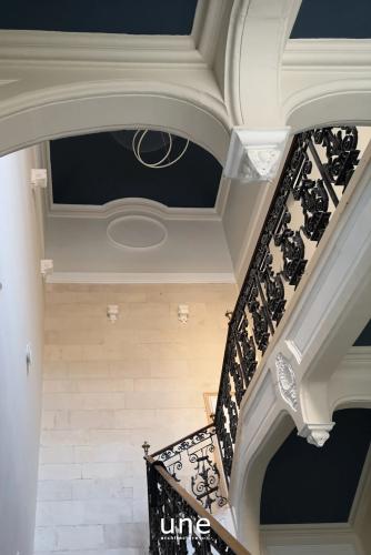 Hall escalier principal restauré et sécurisé -mis en couleur
