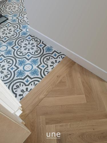 Détail des sols - parquet chevrons et carreaux ciments