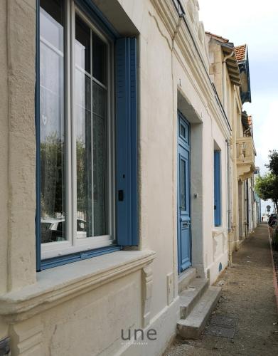 Façade sur rue restaurée - réunion de deux halls en un