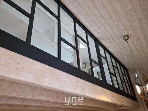 Verrière bois intérieure ouverte sur volume double hauteur