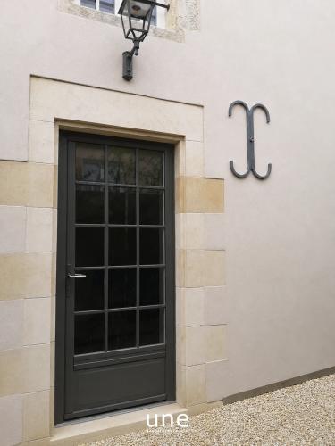 Vue porte et fenêtre ouverte dans la maçonnerie confortée