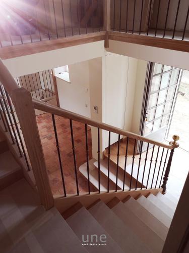 Vue intérieure - escalier à triple volée reliant les niveaux