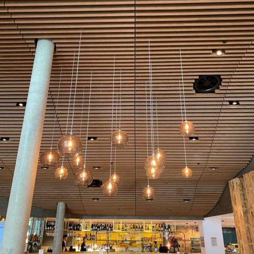 Système de plafond grille en bois massif Hunter Douglas Architectural :  flexibilité de conception, performance acoustique et élégance